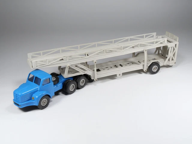 Norev - Tracteur TBO 15 Berliet Kaki - miniature de Norev echelle 1/43 Norev - Tracteur TBO 15 Berliet Kaki - miniature de Norev echelle 1/43