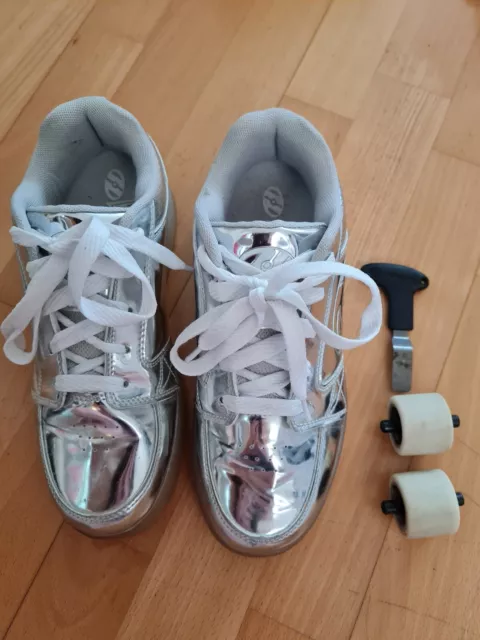 Kinder Schuhe mit Rollen Skateschuhe Silber Original  LEDs  Marke Heelys Gr. 38