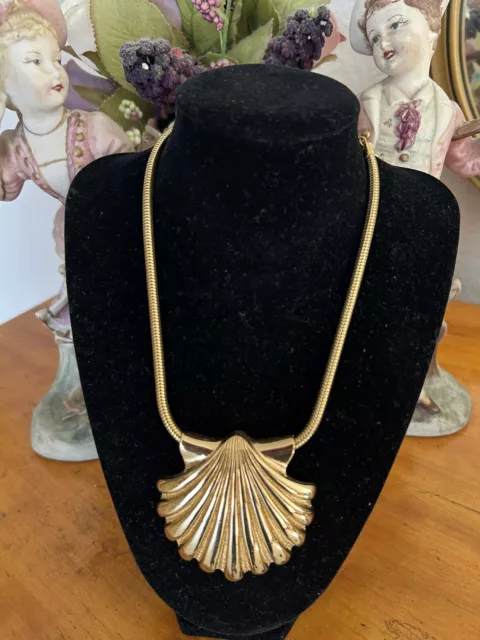 Stunning Monet Vintage Gold Tone Large Shell Pendant Necklace