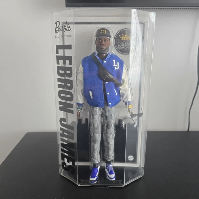 MATTEL BARBIE SIGNATURE Lebron James Kenbassadors 2025 | In Hand | Fast 🚚 EUR 94,71 - DE