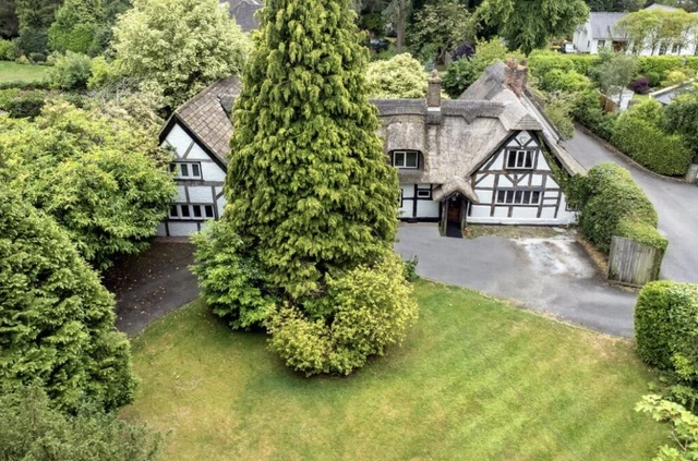 Beautiful 4 Bed, 17 Century Cottage for sale in Hale Barns, Cheshire Beautiful 4 Bed, 17 Century Cottage for sale in Hale Barns, Cheshire