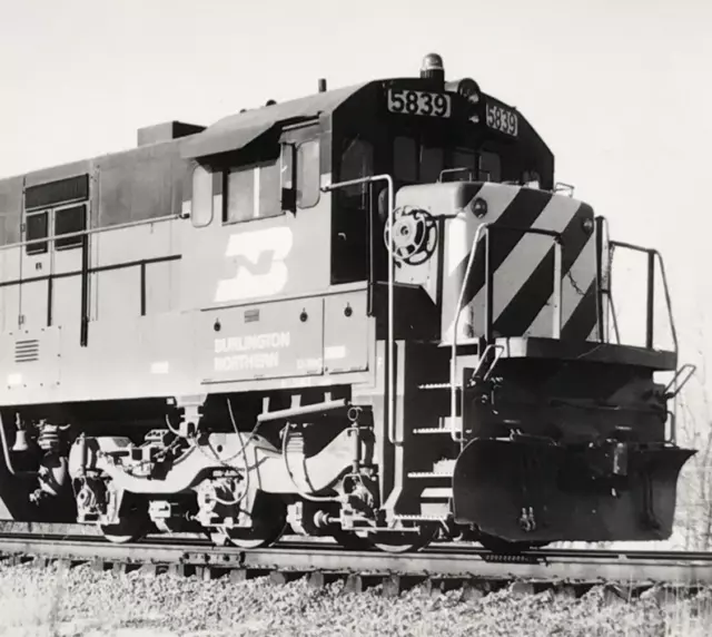 Burlington Northern Railroad BN #5839 U30C Locomotive Train Photo Aurora IL 1980