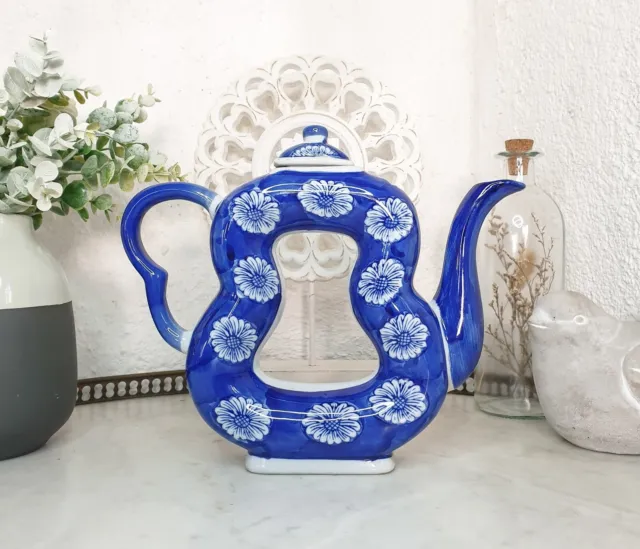 Théière asiatique ancienne de forme toroïdale en porcelaine bleue décor fleuris