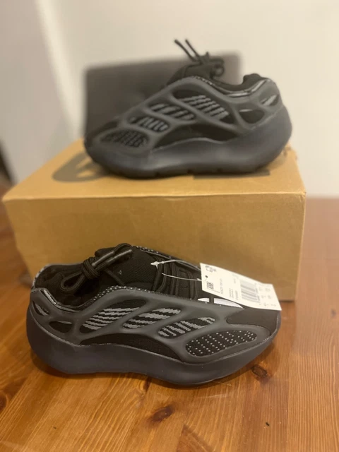 yeezy 700 noir