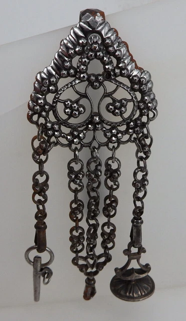 Berliner Eisen Rockstecker f. Taschenuhr m. Petschaft, Schlüssel um 1780 (97891)