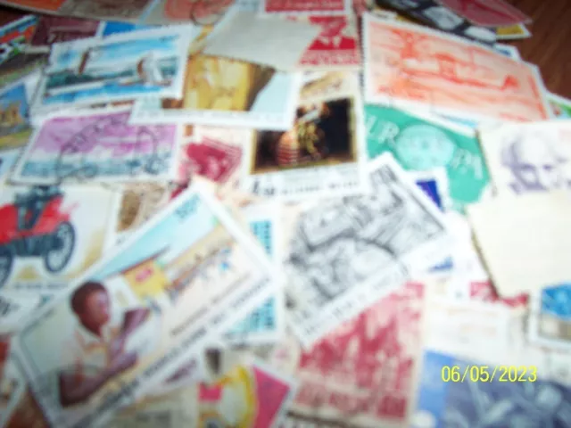 -895- Lot de 1000 timbres différents et oblitérés du monde- 2