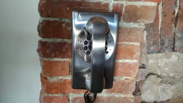 Teléfono vintage de acero inoxidable montado en pared