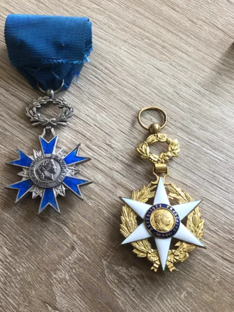 Lot de 2 médailles ordre national du merite et Officier du merite agricole