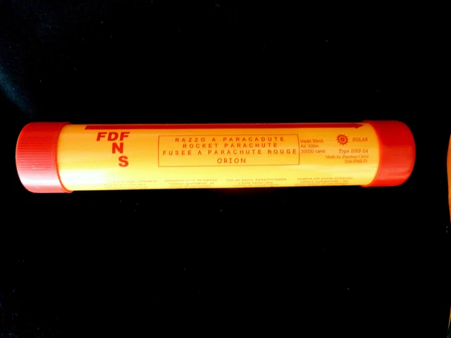 1 Fusée À Parachute  rouge -  Marque = solas -  type DSN-2A - 2013