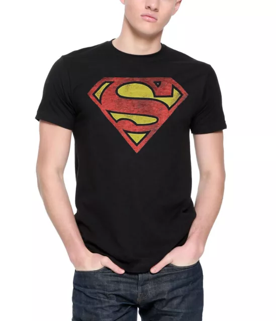 Camiseta negra con logotipo angustiado de Superman de DC Comics