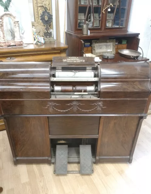 Vecchia Pianola pianoforte antica d'epoca vintage in legno con pedali inglese