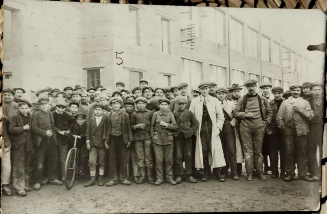 CPA Photo 69 Lyon Sortie D Usine Très Animées Lieux Exact A Identifier