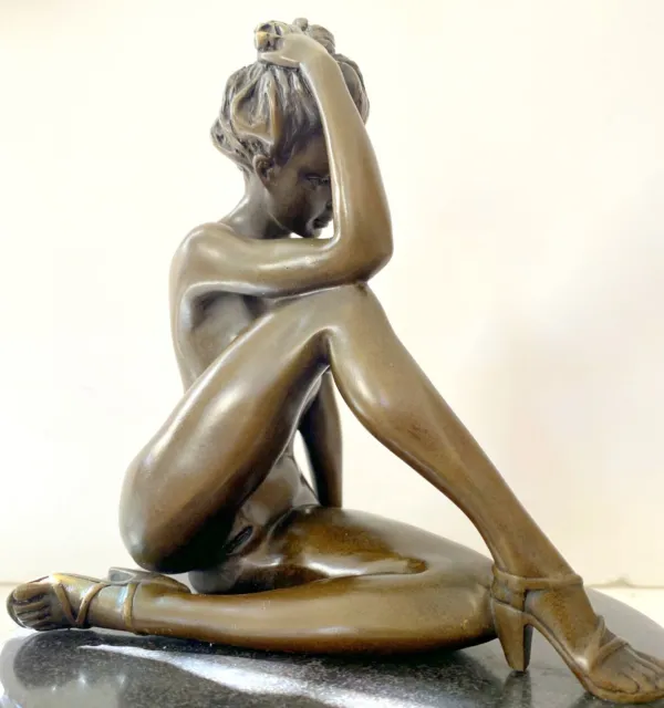 Stilvoller Bronzefigur - Akt mit Künstlersignatur- Raymondo auf Marmorsockel