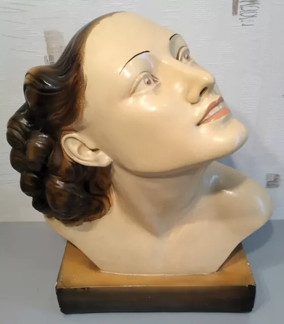 Buste de femme en plâtre. Art Déco. D'après Salvatore MELANI.