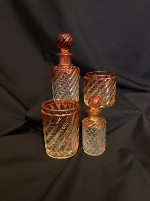 Baccarat, modèle Bambou Tors, cristal, 2 flacons à parfum, gobelet, poudrier