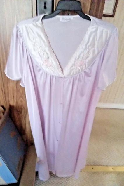 Vintage Vanity Fair Lilac and Roses Robe/Housecoat, Size XL, Very Good Pre-owned