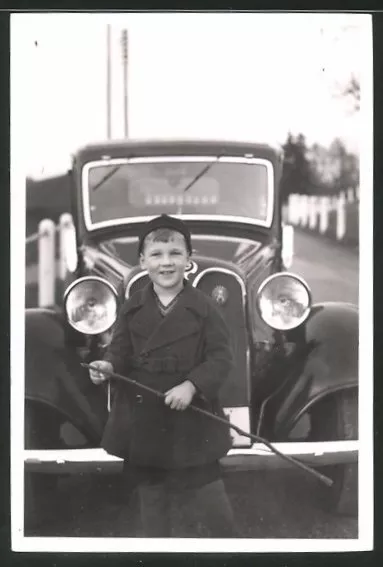 Fotografie Auto BMW, Knabe vor PKW stehend 1936