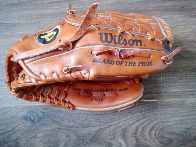 Wilson A1000 Leather Baseball / Softball Glove. 13 ".
