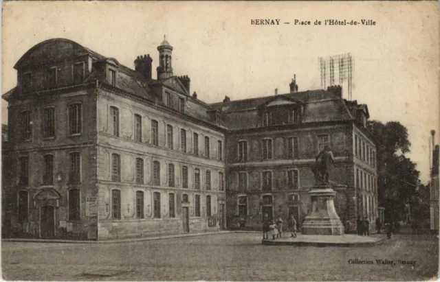CPA BERNAY-Place de l'Hotel de Ville (28720)