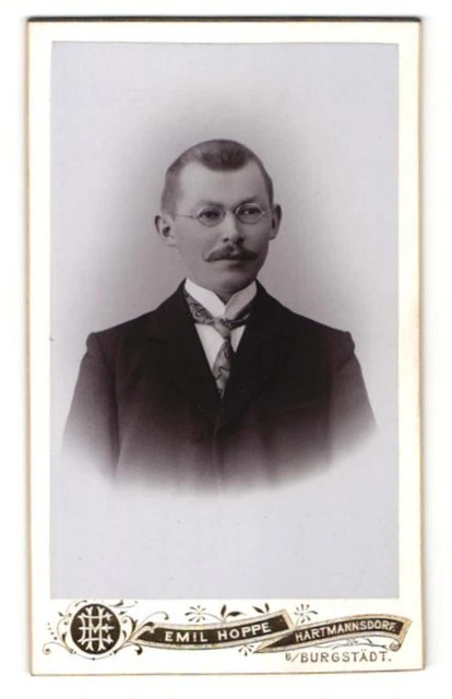 Fotografie Emil Hoppe, Hartmannsdorf, Portrait Herr mit Bürstenhaarschnitt und