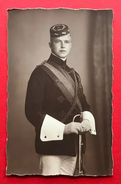 Studentika Foto AK LEIPZIG ? 1929 Student in Uniform mit Degen und Mütze( 112836