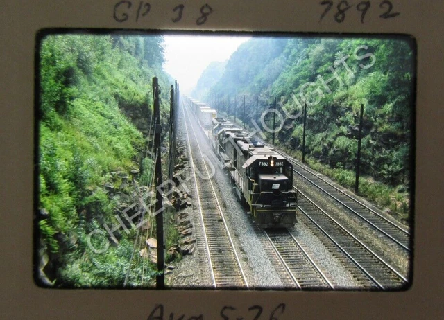 Original  '76 Kodachrome Slide CR Conrail PC Penn Central 7892 GP38       38S12