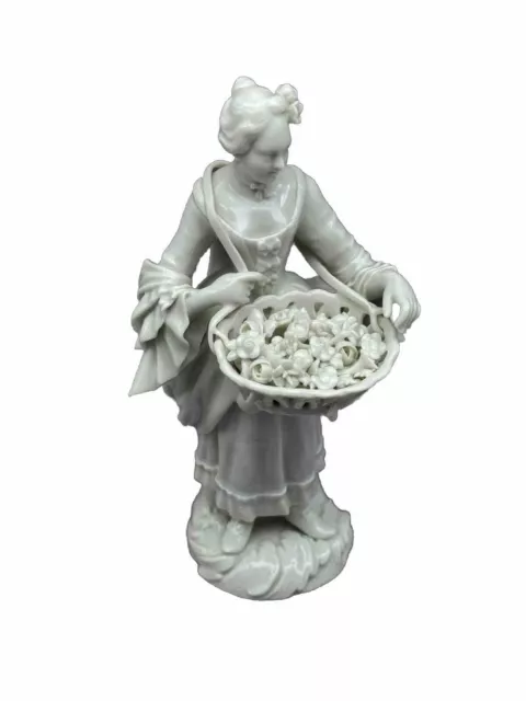 Meissen Figur, Frau mit Blumenkorb,  3 schleifstriche