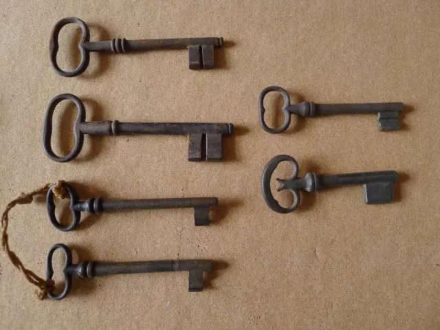 6  sehr alte, antike, grosse, rostige  Schlüssel  (größter ca. 13,5 cm)