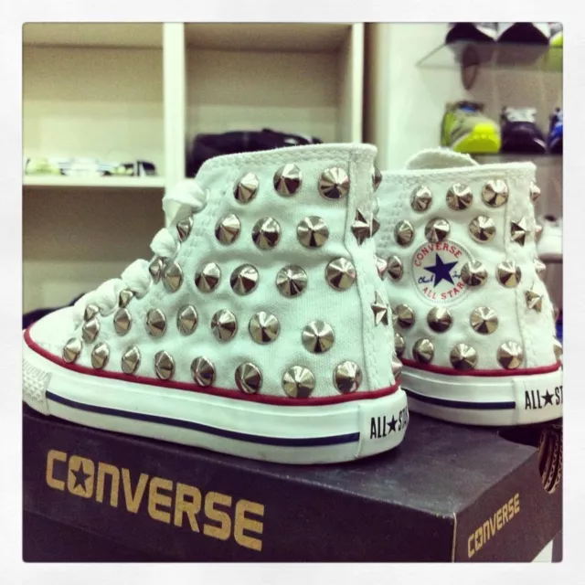 Converse bianche alte outlet con borchie