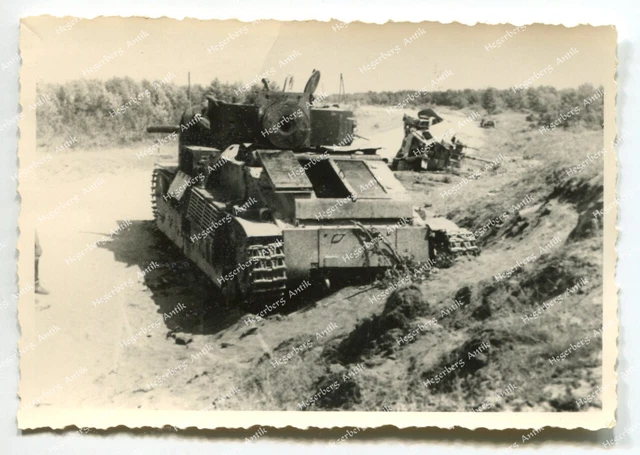 FOTO RUSSLAND FELDZUG Strasse Ostrow Porchow russische Panzer Tank