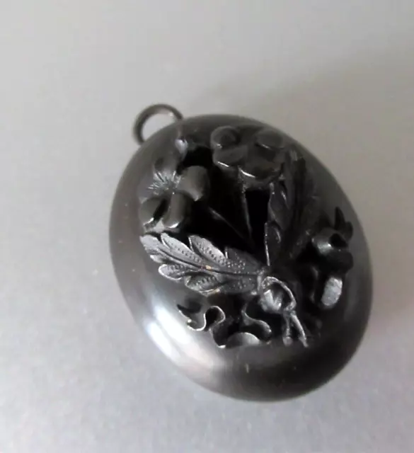 ANTIK MEDAILLON ANHÄNGER Gutta Percha Bog Oak Victorianisch Jet Imitation Trauer