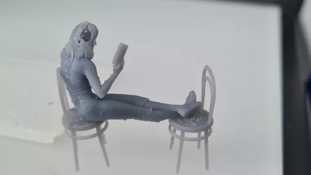 Figurine  femme assise avec 2 chaises au 1/43 en résine 3D à peintre