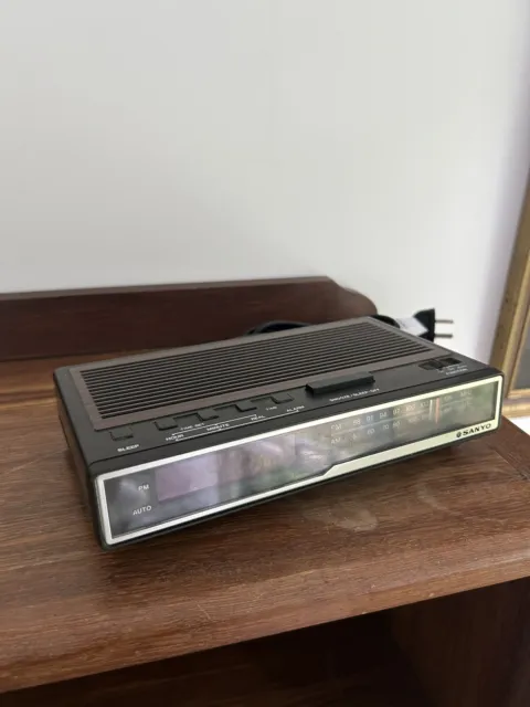 Vintage Woodgrain Sanyo Alarm Clock Radio RM 5005. Retro