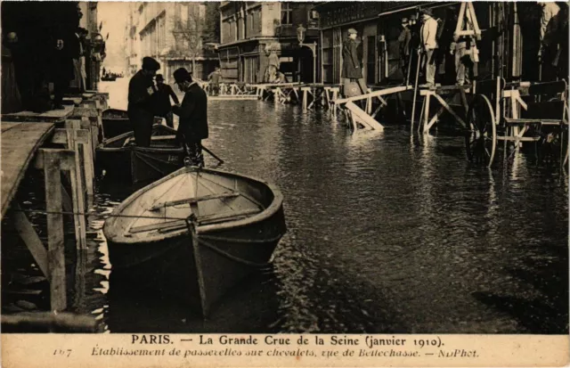 CPA PARIS La Grande Crue de la Seine 1910 Rue de Bellechasse Passerelle (860015)