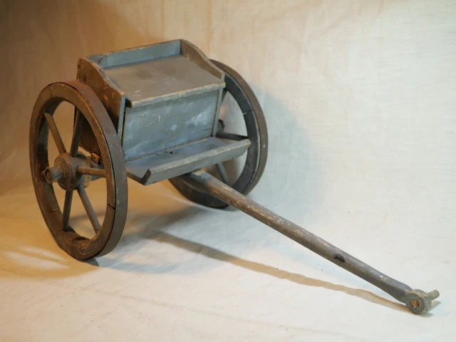 ANTIQUE CANON COMME Type De Artillerie Crewmember Tin Jouet Caoutchouc