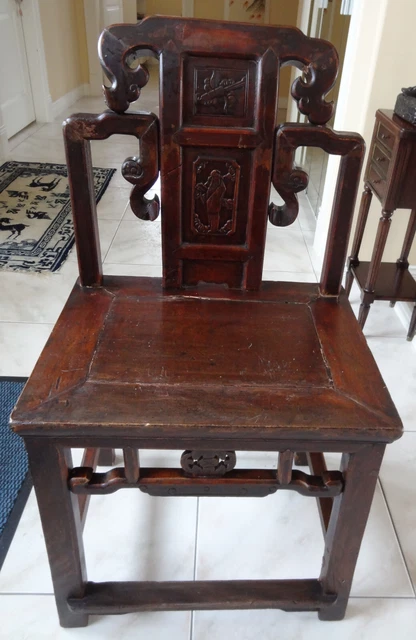 Paire de sellettes asiatiques en bois sculpté et plateaux en marbre, I