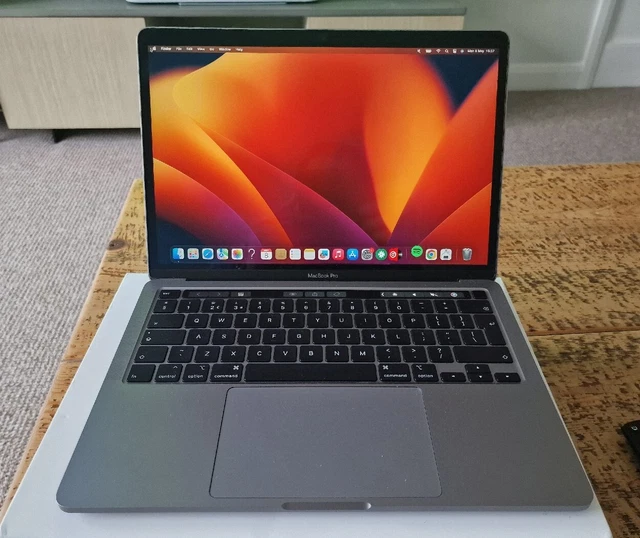 Apple MacBook Pro Retina 2020 13.3" 512 SSD 16GB Ram Intel Space Grey Touch Bar