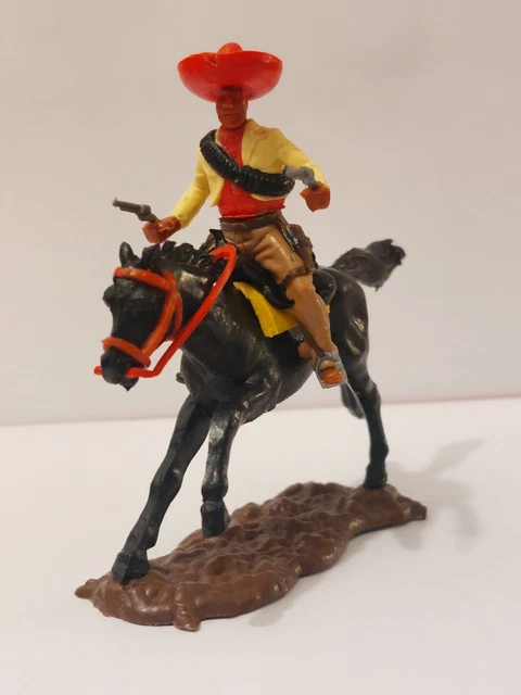 Timpo - Arabes - Cavalier rouge couteau pantalon jaune ceinture grise cheval galop (rentré) blanc