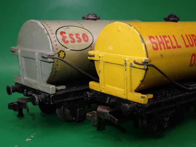 Pair of OO Gauge Hornby Dublo 3 Rail 32082 Shell 32081 Esso Tank Wagons (K65)