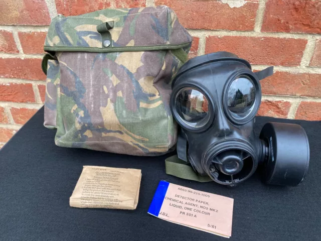 1989 British Army Avon S10 Respirator Size 2 Gas Mask + haversack and  bits