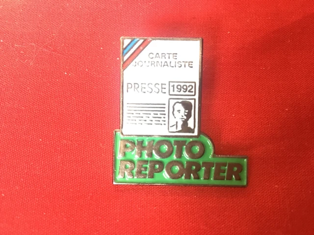 Pin's FR3 Auvergne – Média / Télévision – Zamac Signé Beraudy (collection)