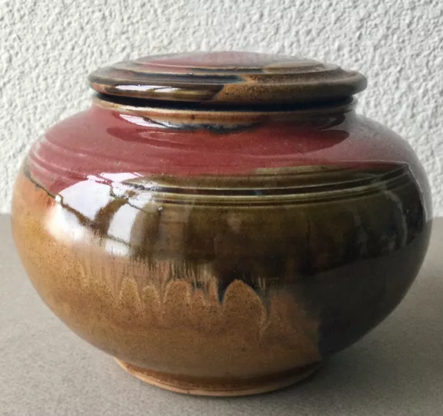 BOÎTE , BONBONNIÈRE, POT COUVERT en GRÈS de PUISAYE. signé: Mauricette VISSAC .
