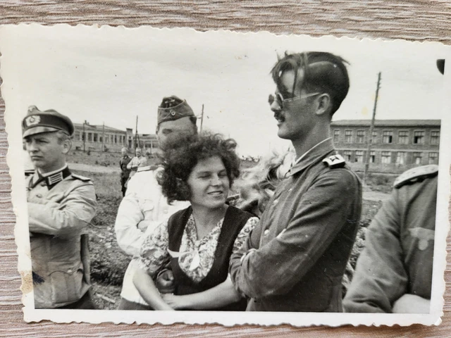 orig. Foto 2WK Wehrmacht Feldwebel mit russischer Frau Offiziere
