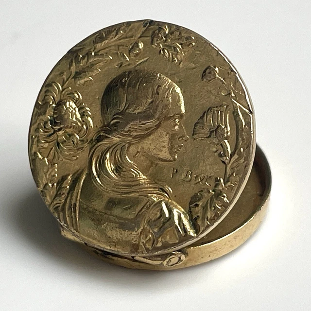 Pendentif Amulette Doré Ancien Avec Pierre Rouge Illustration de