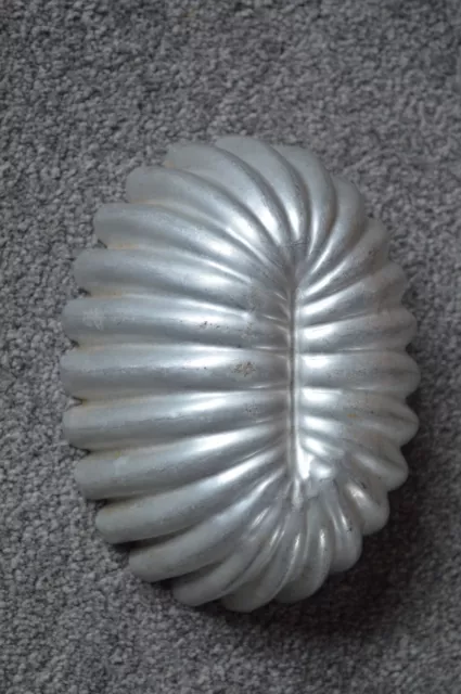 Vintage - Metal Oval Fluted Shape Jelly / Blancmange Mould