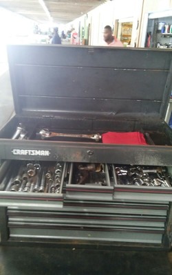 Craftsman reverberant tool chest, Grey, Stackable, Locks, 16 drawer, with keys 2