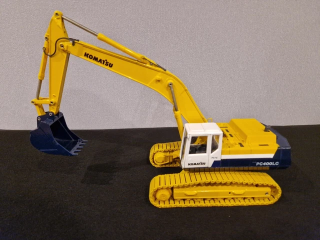 Modéle réduit KOMATSU pelle chenille PC210 1/50 eme UNIVERSAL HOBBIES