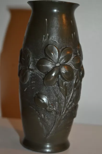 Joli vase en étain Art Nouveau signé J. RISPAL Etain repoussé à la main