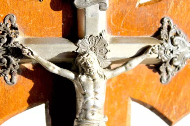 ANCIEN BENITIER CRUCIFIX, JESUS CHRIST CRUCIFIÉ CROIX D’EGLISE XXe en CHENE 30cm 2