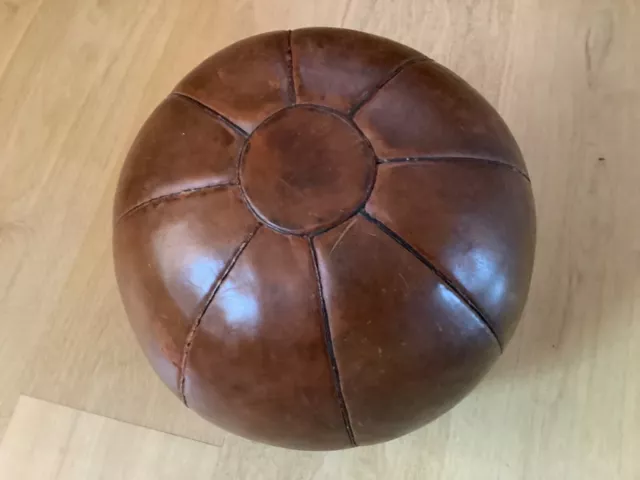 "ANCIEN MEDECINE BALL GERMANY EN CUIR 2 kg ANNÉES 1930-40 »Largeur 28 cm-H.26 cm